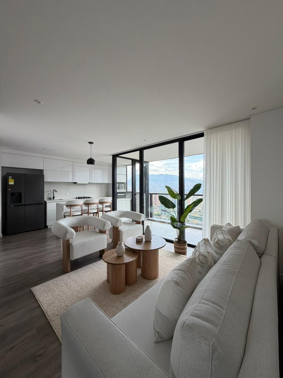 Apartamento en arriendo Antioquia Medellín Lalinde 84 m2 Habitaciones 2 Baños 3 Garajes 2 Precio $10000000