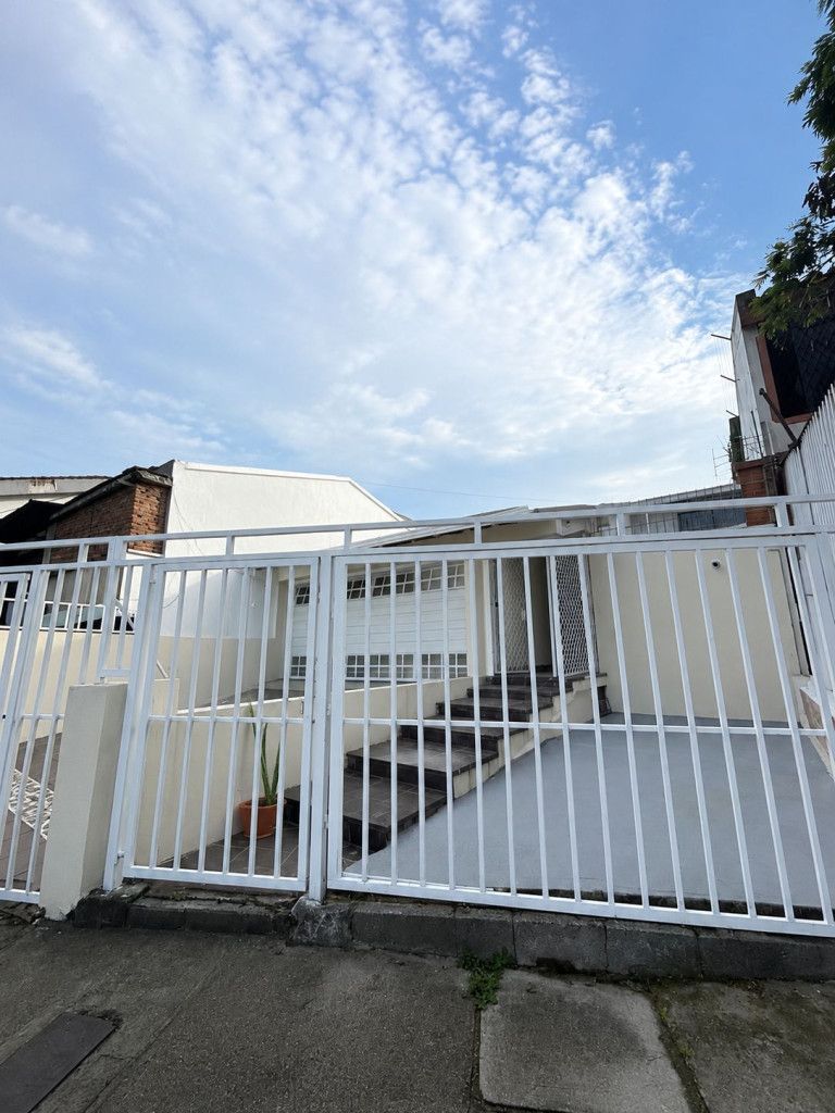 Casa en venta Valle Del Cauca Cali Brisas De Los Álamos 209 m2 Habitaciones 3 Baños 3 Garajes 5 Precio $720000000