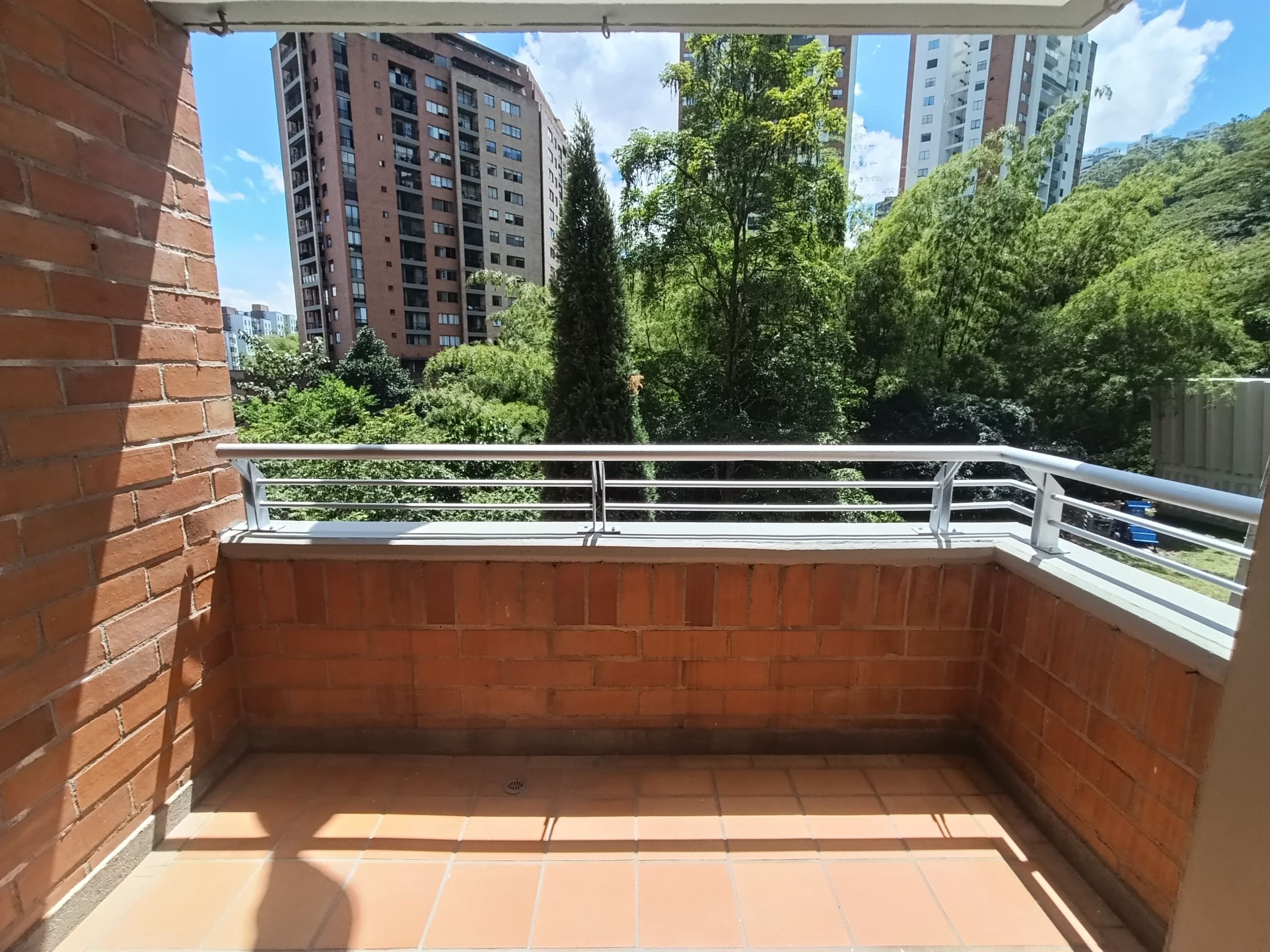 Apartamento en arriendo Antioquia Medellín Castropol 70 m2 Habitaciones 2 Baños 2 Garajes 1 Precio $3600000