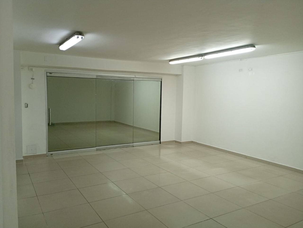Oficina en arriendo Antioquia Medellín Florida Nueva 600 m2 Habitaciones 0 Baños 6 Garajes 2 Precio $35000000