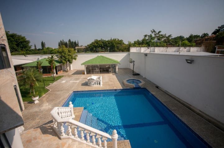 Casa en arriendo Valle Del Cauca Cali Urbanización Ciudad Jardín 1600 m2 Habitaciones 7 Baños 9 Garajes 8 Precio $13000000