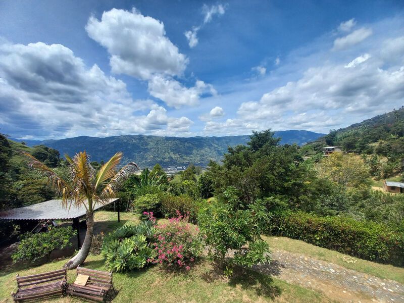 Casa en venta Antioquia Girardota Centro 298 m2 Habitaciones 6 Baños 5 Garajes 4 Precio $1330000000