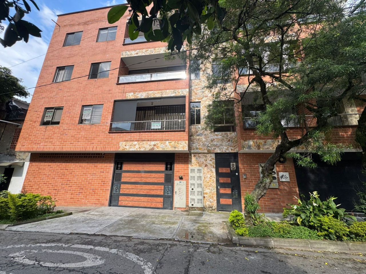 Apartamento en arriendo Antioquia Envigado Obrero 80 m2 Habitaciones 3 Baños 2 Garajes 1 Precio $3000000