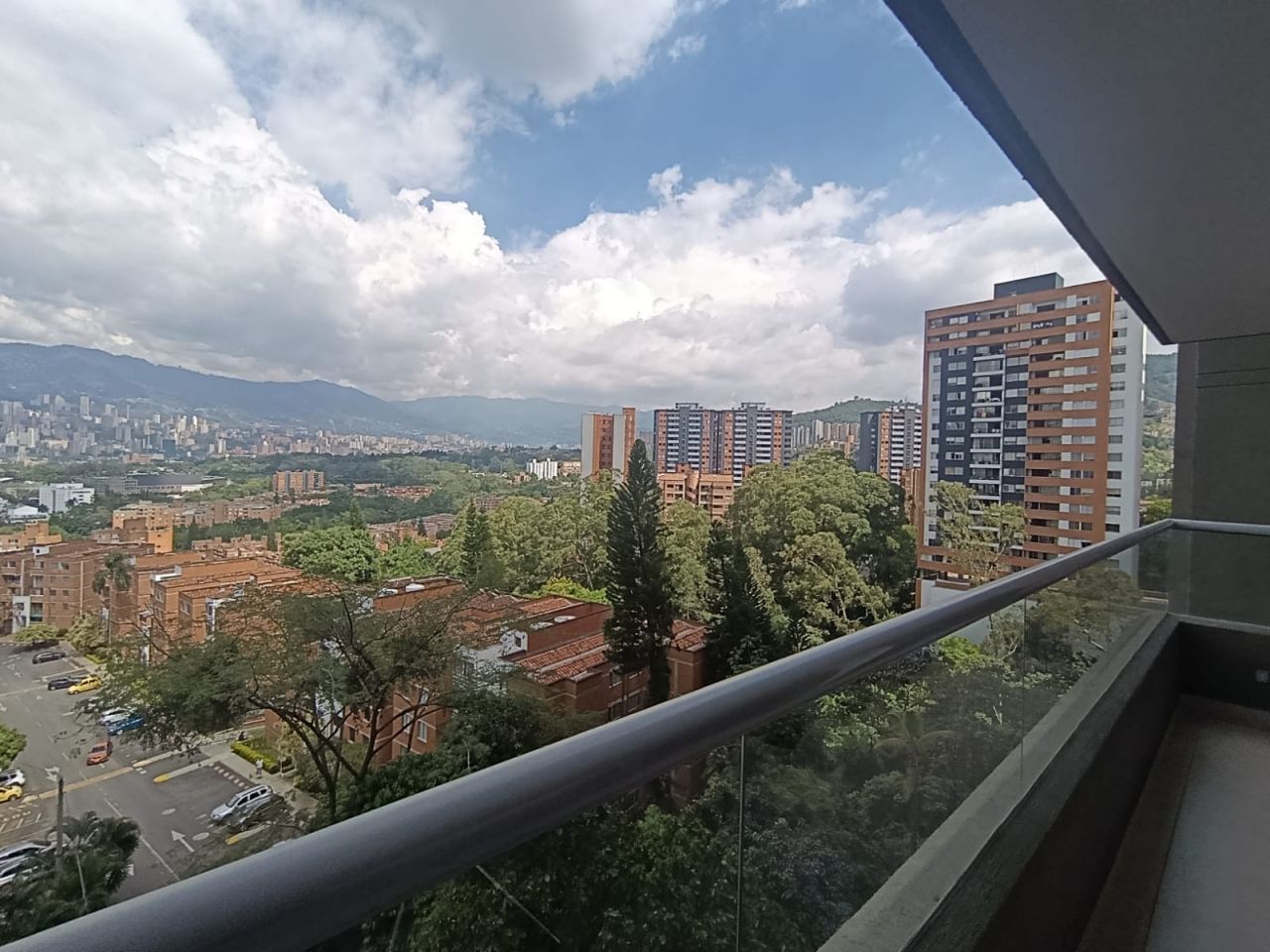 Apartamento en arriendo Antioquia Medellín Loma De Los Bernal 120 m2 Habitaciones 3 Baños 3 Garajes 2 Precio $5600000