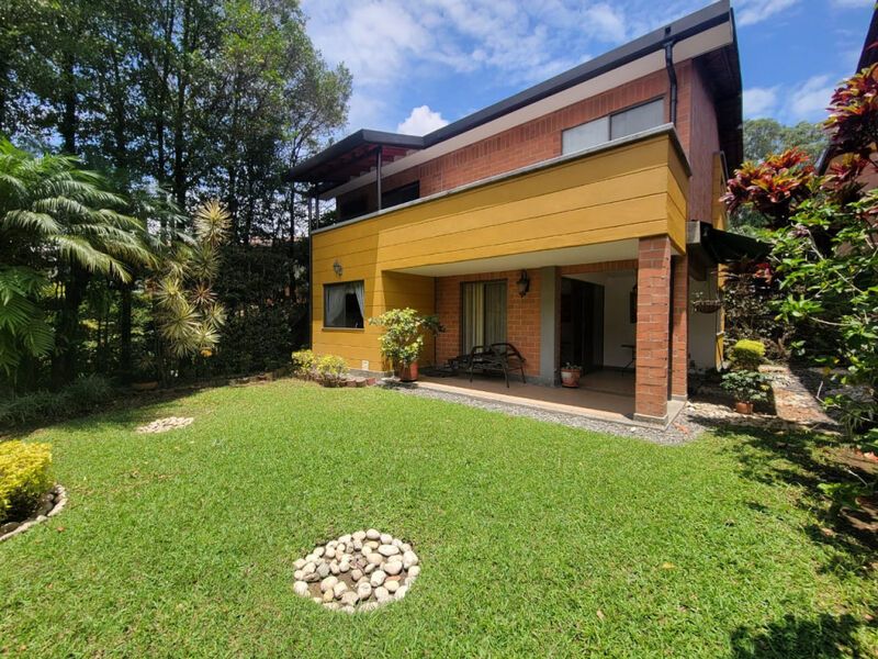Casa en venta Antioquia La Estrella Centro 301 m2 Habitaciones 4 Baños 5 Garajes 4 Precio $1550000000