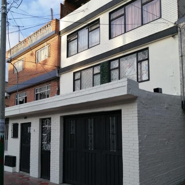 Casa en arriendo Cundinamarca Bogotá La Trinidad 366 m2 Habitaciones 7 Baños 3 Garajes 2 Precio $4500000