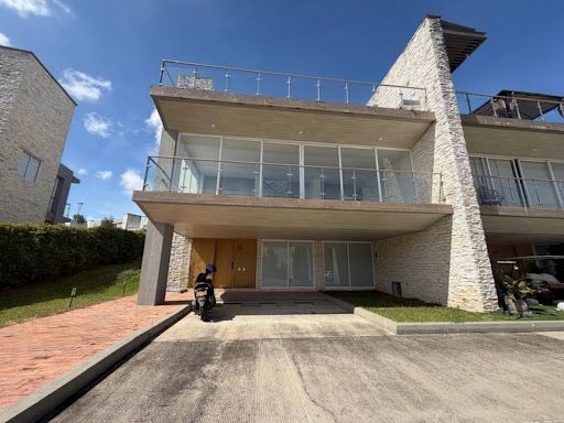 Casa en venta Santander Floridablanca Floridablanca 235 m2 Habitaciones 3 Baños 4 Garajes 2 Precio $1620000000