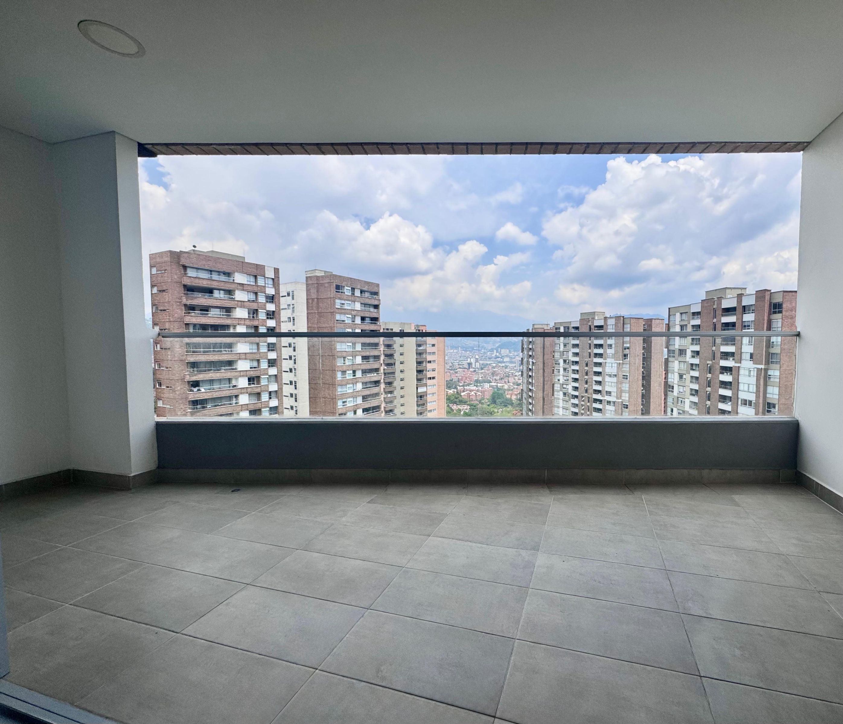 Apartamento en arriendo Antioquia Envigado Loma Del Atravesado 87 m2 Habitaciones 2 Baños 3 Garajes 1 Precio $4800000