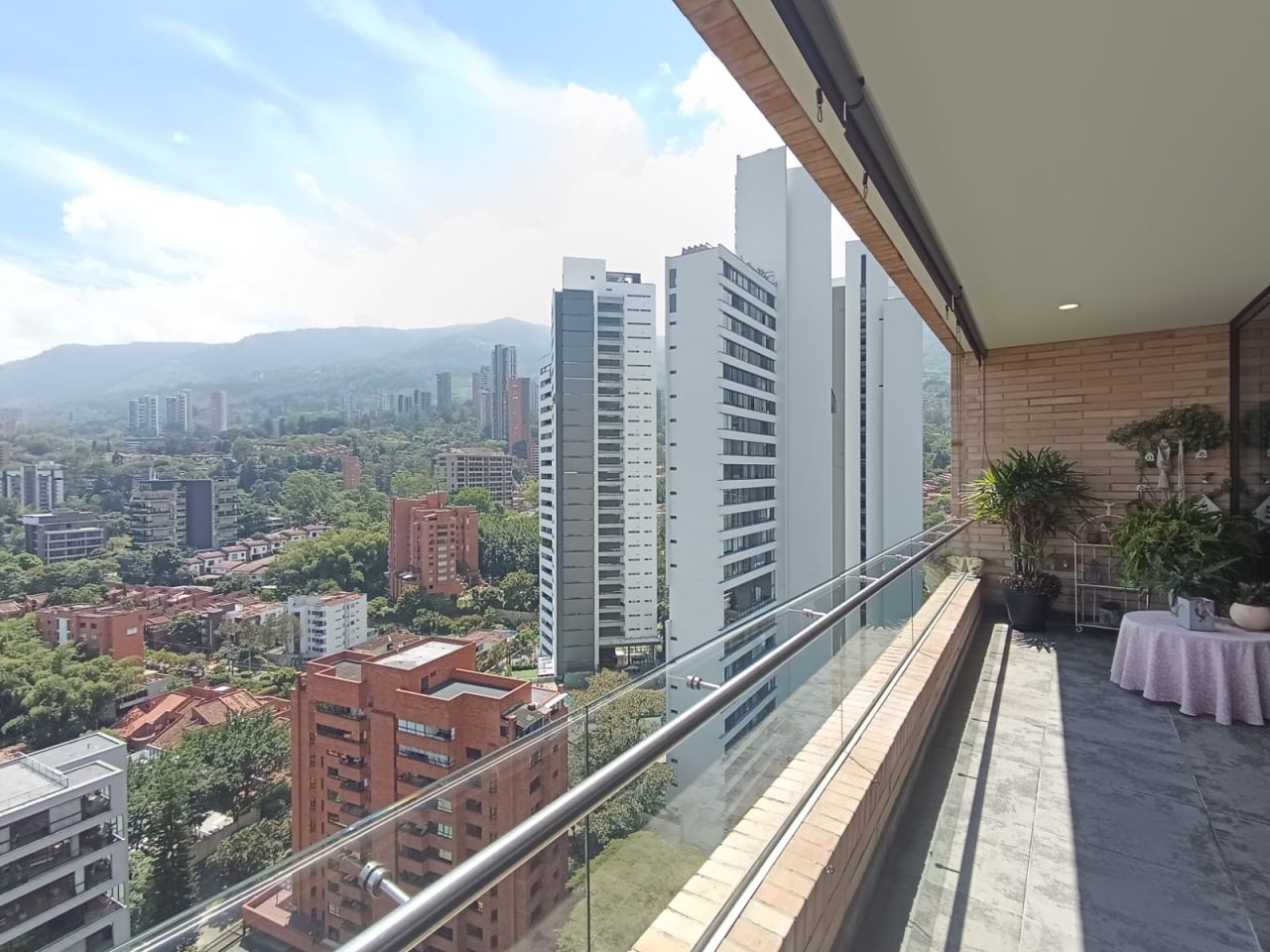 Apartamento en arriendo Antioquia Medellín Las Lomas No2 180 m2 Habitaciones 3 Baños 4 Garajes 3 Precio $10500000