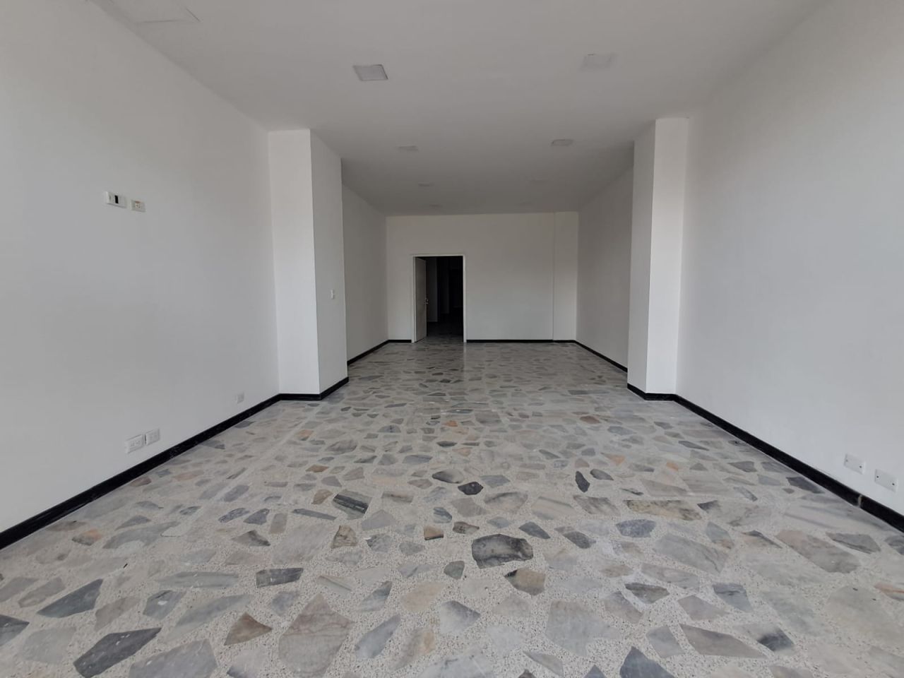 Local en arriendo Risaralda Pereira Popular Modelo 160 m2 Habitaciones 0 Baños 1 Garajes 0 Precio $4300000