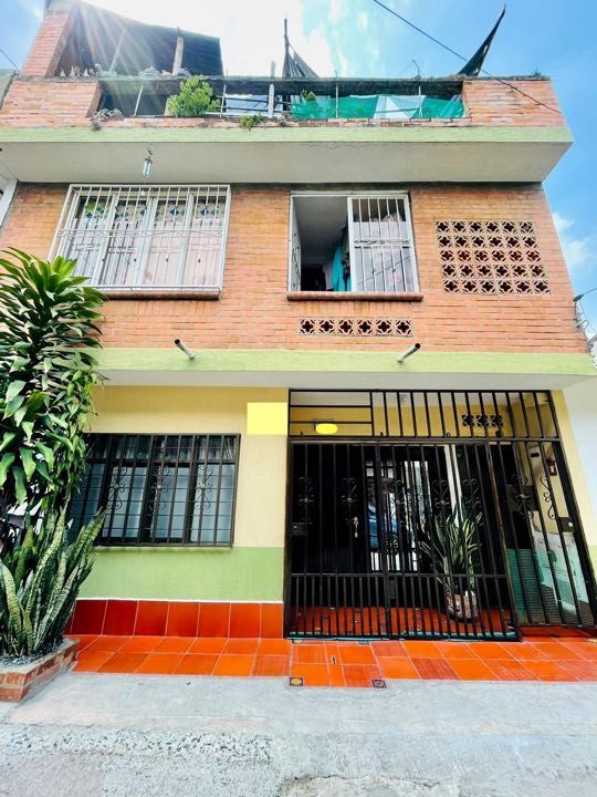 Casa en venta Valle Del Cauca Cali Alfonso Bonilla Aragón 210 m2 Habitaciones 7 Baños 4 Garajes 1 Precio $310000000