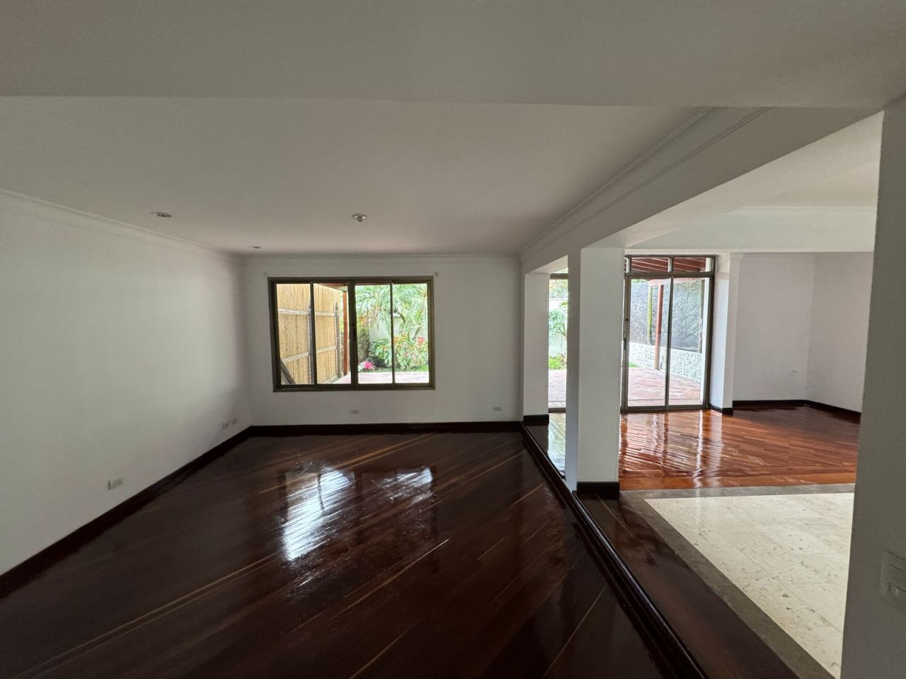 Casa en arriendo o venta Antioquia Medellín Asomadera No 2 275 m2 Habitaciones 4 Baños 4 Garajes 2 Precio venta $1730000000 Precio arriendo $9300000