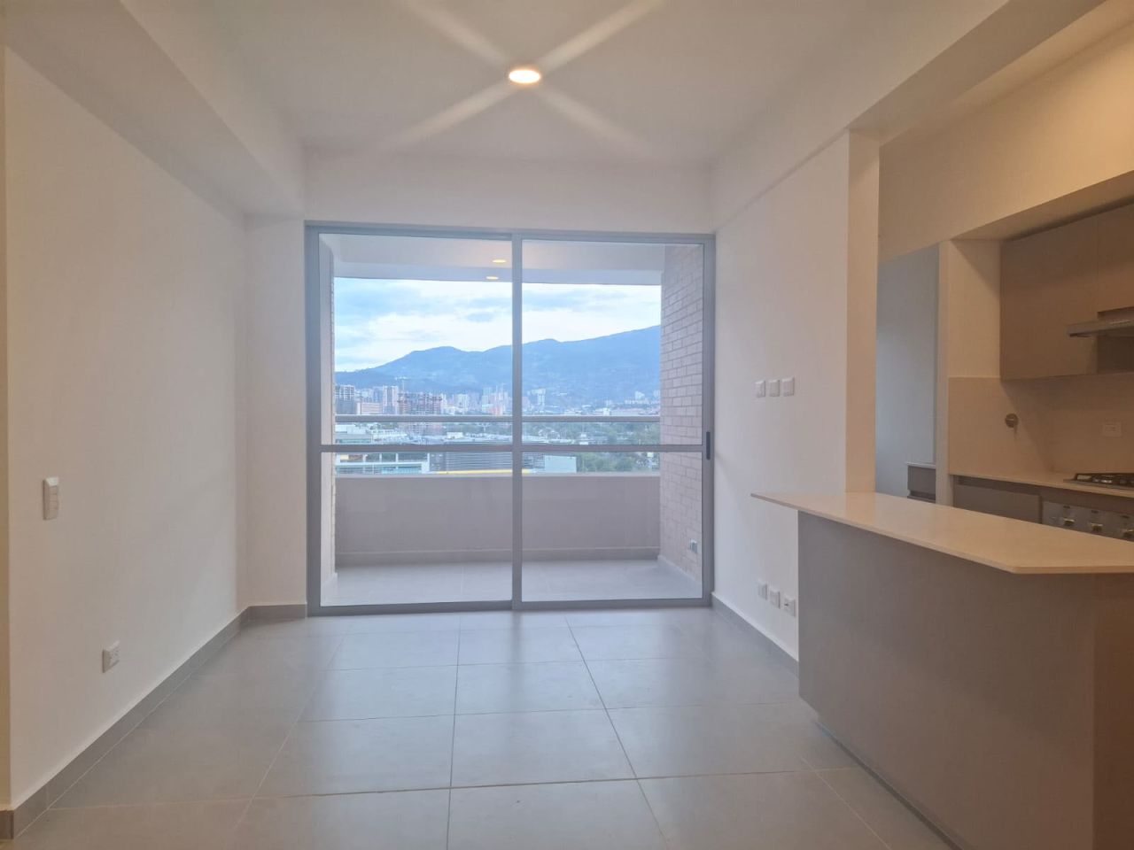 Apartamento en arriendo Antioquia Envigado Jardines 84 m2 Habitaciones 3 Baños 2 Garajes 1 Precio $5100000