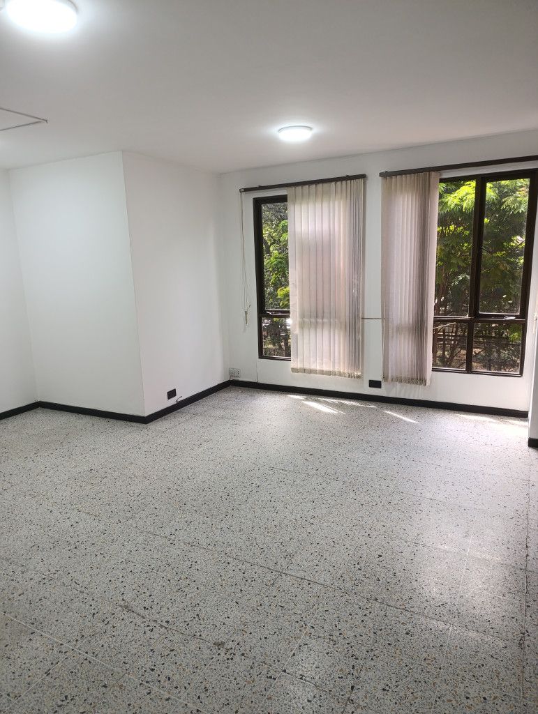 Oficina en arriendo Antioquia Medellín Suramericana 25 m2 Habitaciones 0 Baños 1 Garajes 0 Precio $2000000