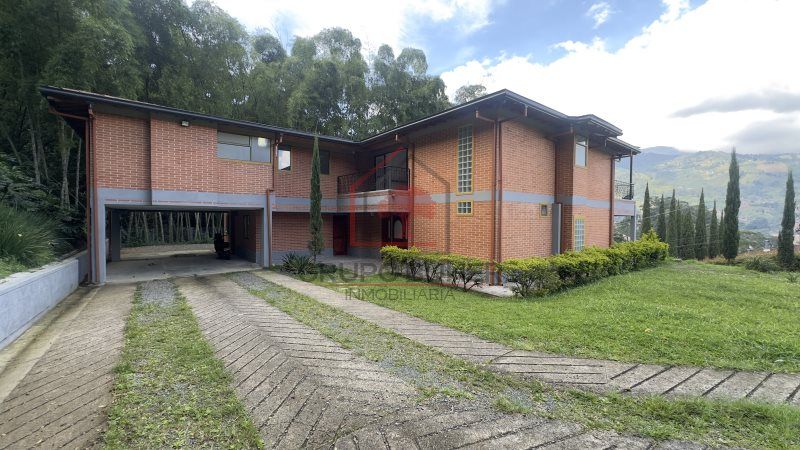 Casa en arriendo o venta Antioquia La Estrella Centro 3700 m2 Habitaciones 4 Baños 4 Garajes 1 Precio venta $2600000000 Precio arriendo $10000000