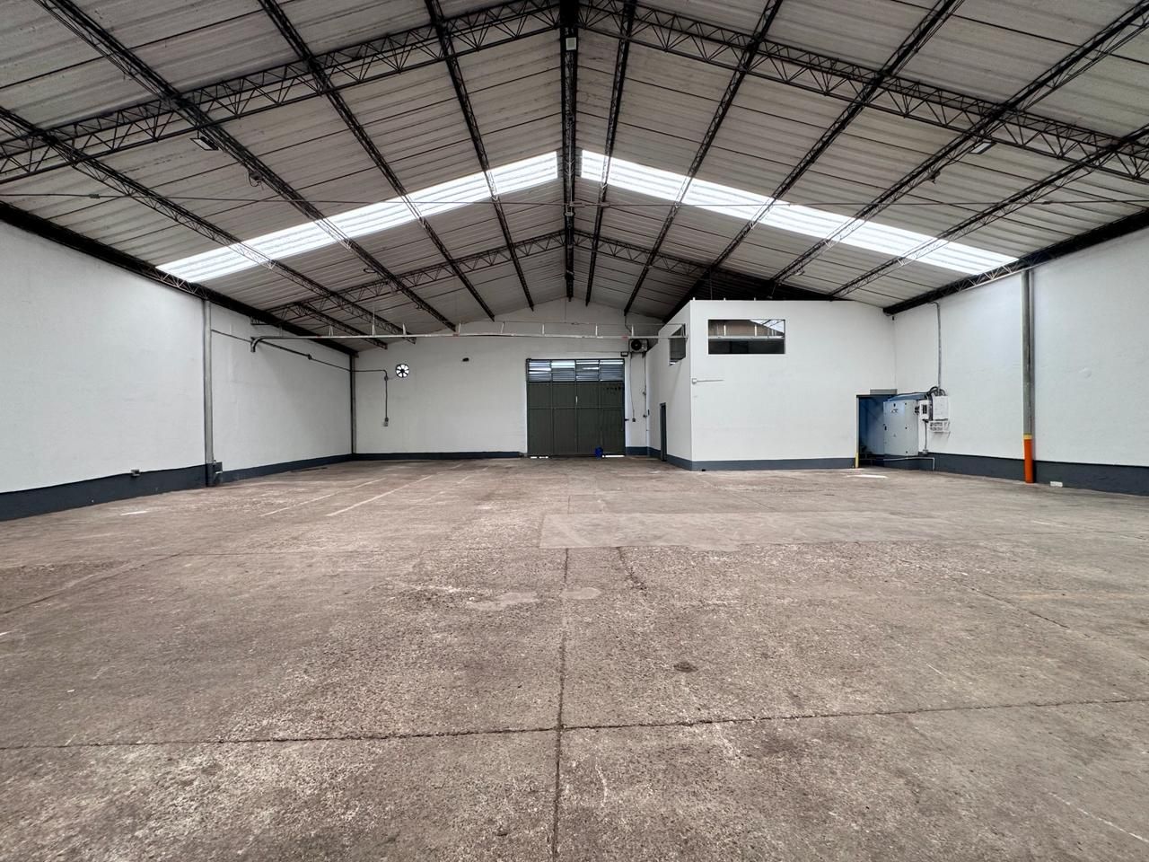 Bodega en arriendo Antioquia Itagüí La Esmeralda 420 m2 Habitaciones 0 Baños 3 Garajes 5 Precio $20000000