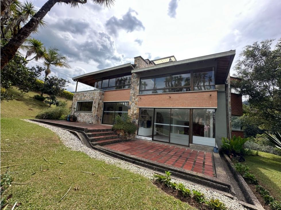 Casa en arriendo o venta Antioquia El Retiro El Retiro 450 m2 Habitaciones 4 Baños 5 Garajes 2 Precio venta $2300000000 Precio arriendo $10500000