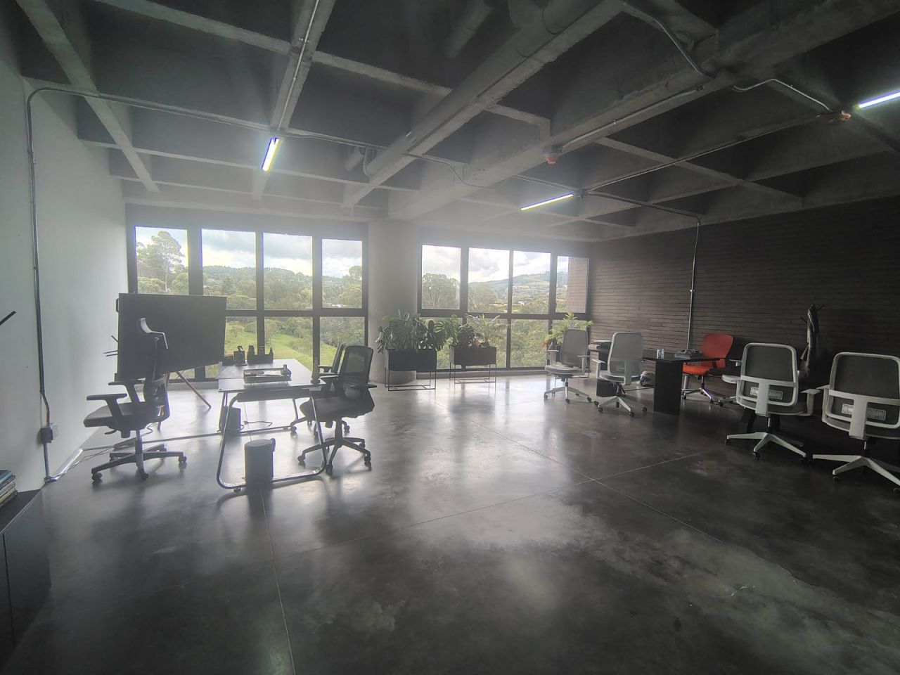 Oficina en arriendo Antioquia Envigado Asd 130 m2 Habitaciones 0 Baños 1 Garajes 2 Precio $12300000
