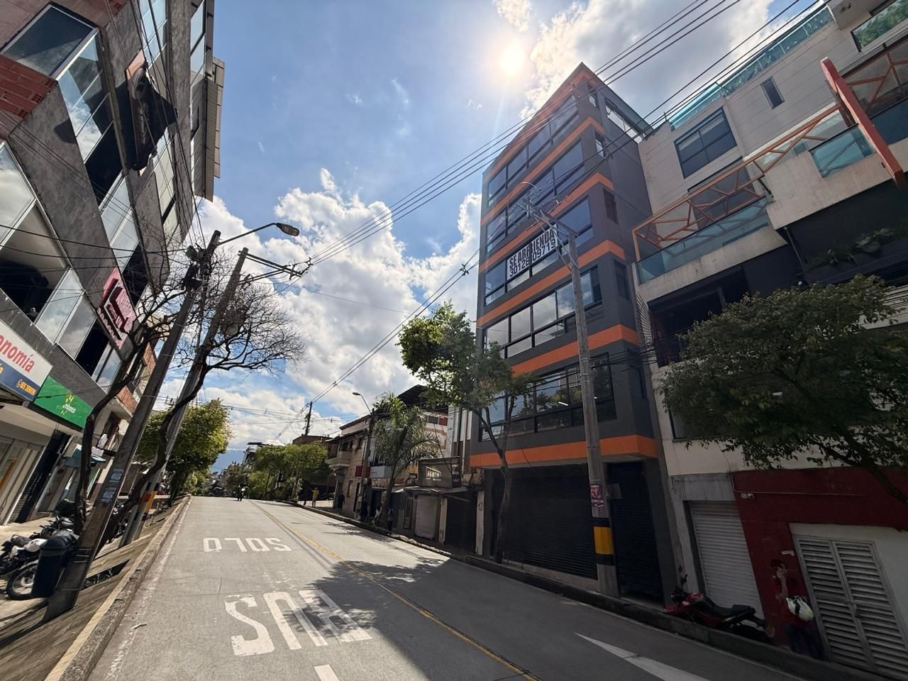 Local Comercial en arriendo Antioquia Medellín Manrique Oriental 310 m2 Habitaciones 1 Baños 4 Garajes 0 Precio $9900000