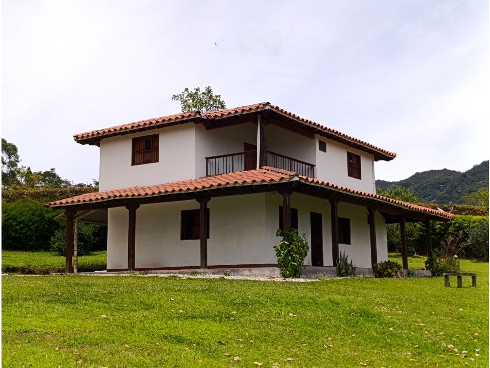 Finca en arriendo Antioquia El Carmen De Viboral La Alhambra 120 m2 Habitaciones 4 Baños 2 Garajes 1 Precio $3000000