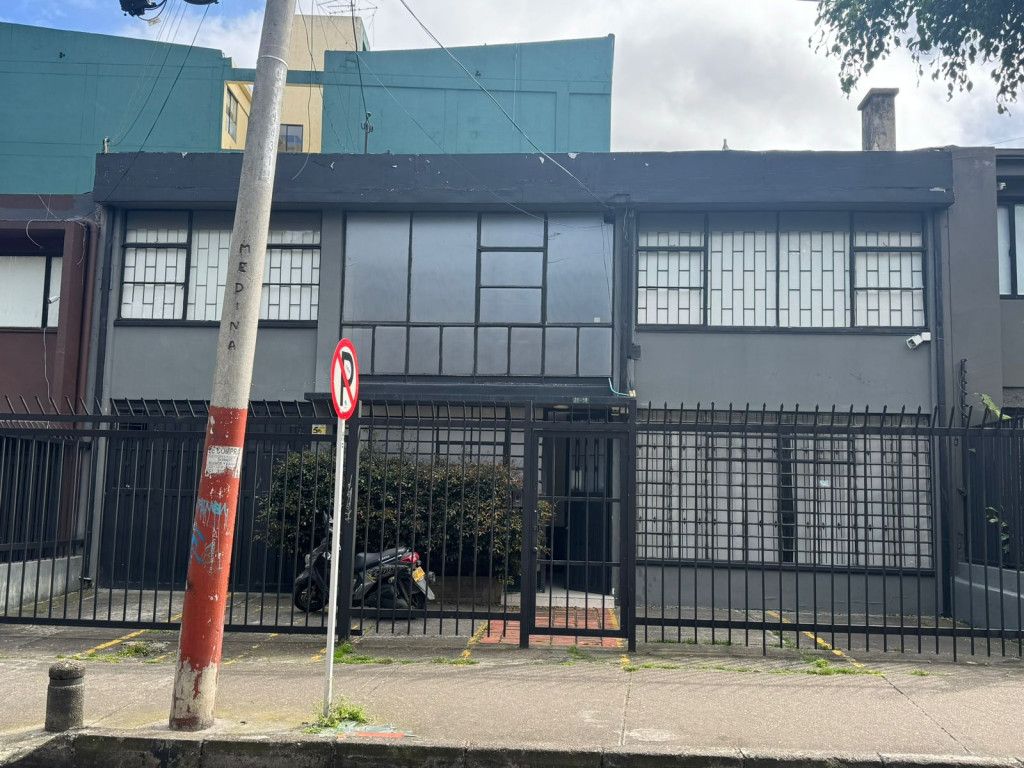 Oficina en arriendo Cundinamarca Bogotá La Soledad 150 m2 Habitaciones 0 Baños 7 Garajes 4 Precio $6500000