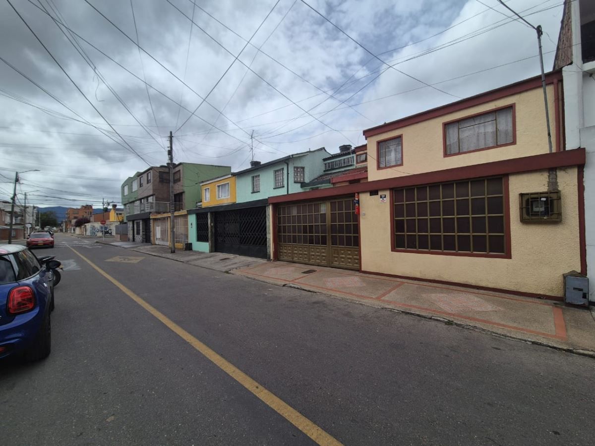 Casa en arriendo Cundinamarca Bogotá Marsella 233 m2 Habitaciones 6 Baños 3 Garajes 2 Precio $5500000