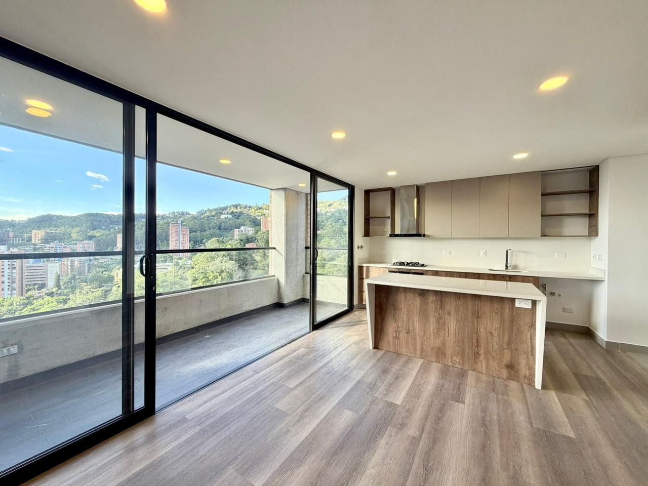 Apartamento en arriendo Antioquia Medellín Los Naranjos 200 m2 Habitaciones 3 Baños 4 Garajes 2 Precio $13000000