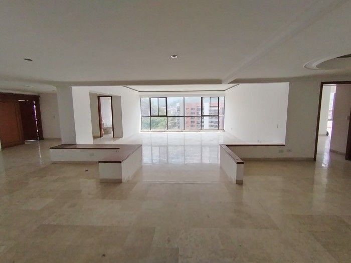 Apartamento en venta Valle Del Cauca Cali Santa Rita 300 m2 Habitaciones 3 Baños 5 Garajes 3 Precio $2200000000