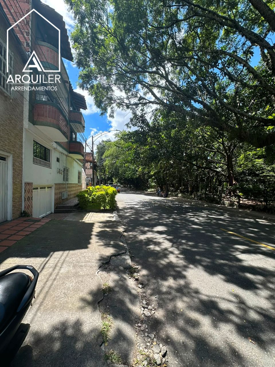 Casa en arriendo Antioquia Medellín Los Alcazares 320 m2 Habitaciones 3 Baños 2 Garajes 1 Precio $3550000