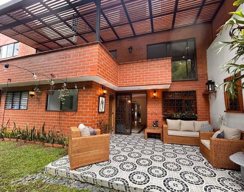 Casa en venta Antioquia Medellín Los Naranjos 270 m2 Habitaciones 4 Baños 4 Garajes 3 Precio $1650000000