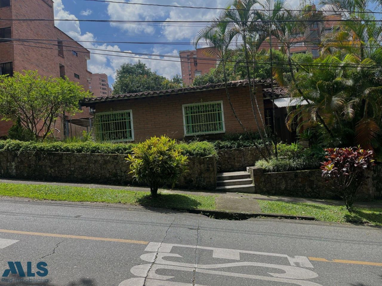 Casa en venta Antioquia Medellín Asomadera No2 268 m2 Habitaciones 4 Baños 5 Garajes 3 Precio $3300000000