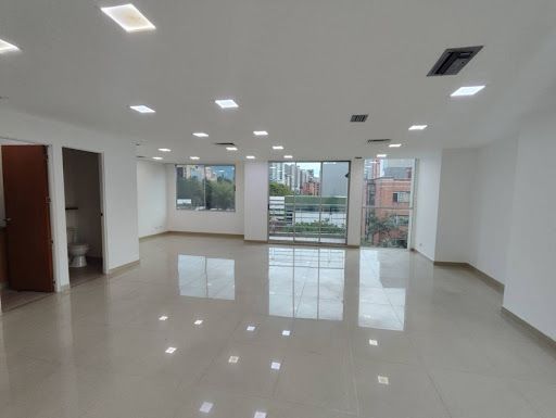 Oficina en arriendo Antioquia Medellín Urbanizacion Santa Maria De Oviedo 79 m2 Habitaciones 0 Baños 2 Garajes 3 Precio $7300000