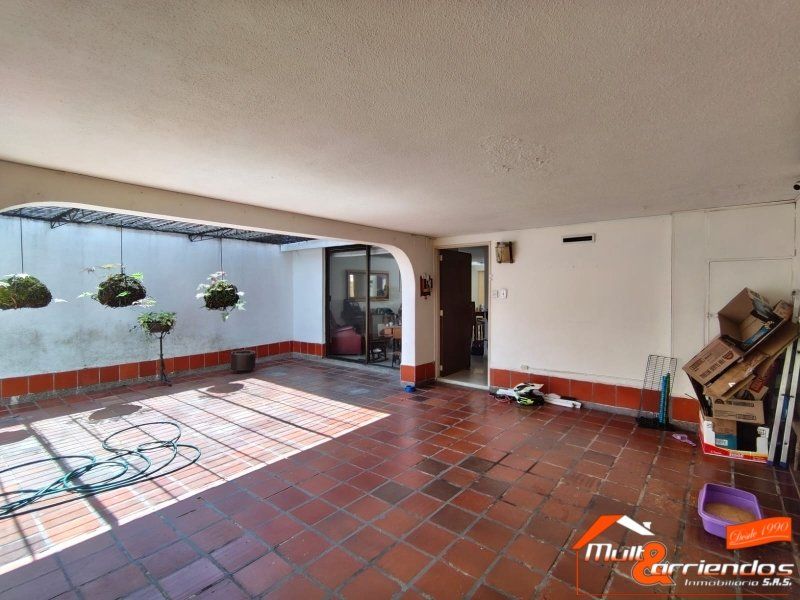 Casa en arriendo o venta Antioquia Medellín Suramericana 256 m2 Habitaciones 5 Baños 3 Garajes 1 Precio venta $1950000000 Precio arriendo $8000000