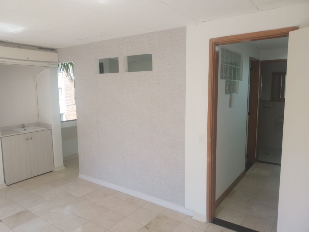 Consultorio en arriendo o venta Antioquia Medellín Los Conquistadores 46 m2 Habitaciones 0 Baños 1 Garajes 1 Precio venta $532000000 Precio arriendo $4000000