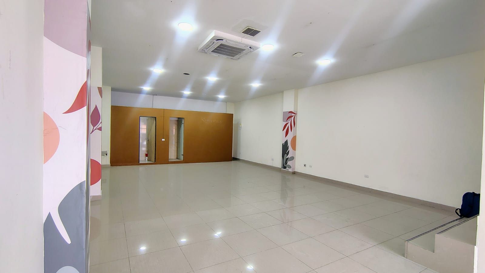 Local Comercial en arriendo o venta Antioquia Itagüí Centro 100 m2 Habitaciones 0 Baños 2 Garajes 0 Precio venta $900000000 Precio arriendo $7500000