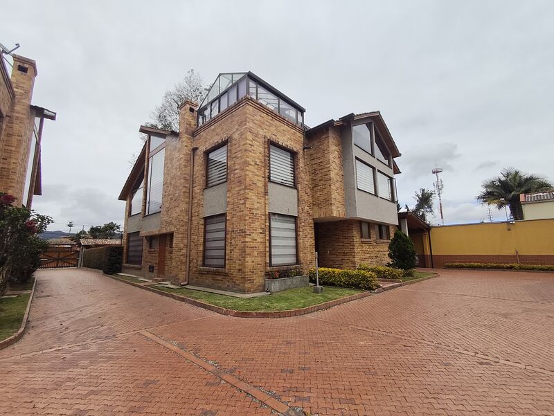 Casa en venta Cundinamarca Bogotá San José De Bavaria 400 m2 Habitaciones 4 Baños 5 Garajes 4 Precio $2700000000