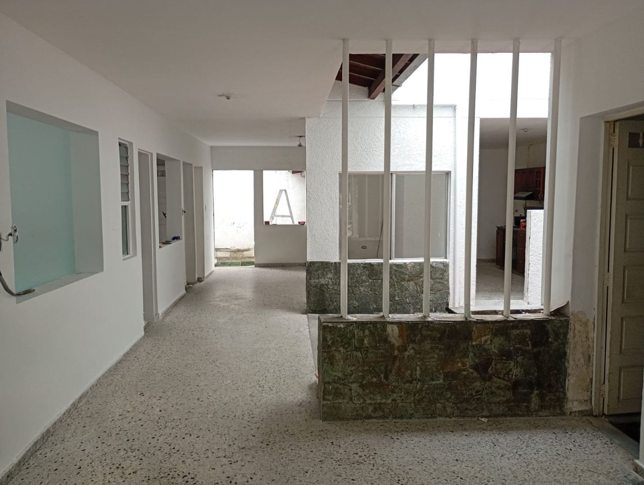 Oficina en arriendo Antioquia Medellín Rosales 180 m2 Habitaciones 0 Baños 3 Garajes 2 Precio $4400000