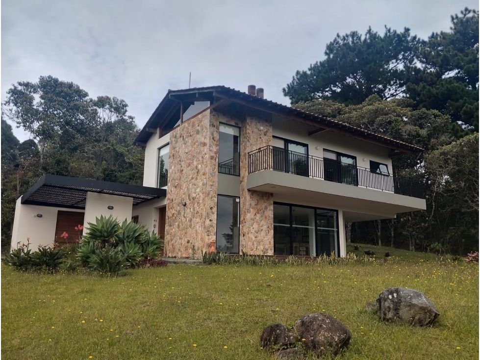 Casa Campestre en arriendo o venta Antioquia La Ceja La Ceja 309 m2 Habitaciones 5 Baños 4 Garajes 6 Precio venta $2800000000 Precio arriendo $8000000