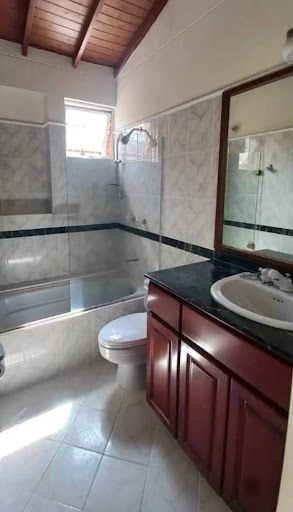 Casa Campestre en arriendo Antioquia Envigado Uribe Ángel 230 m2 Habitaciones 4 Baños 4 Garajes 1 Precio $6200000