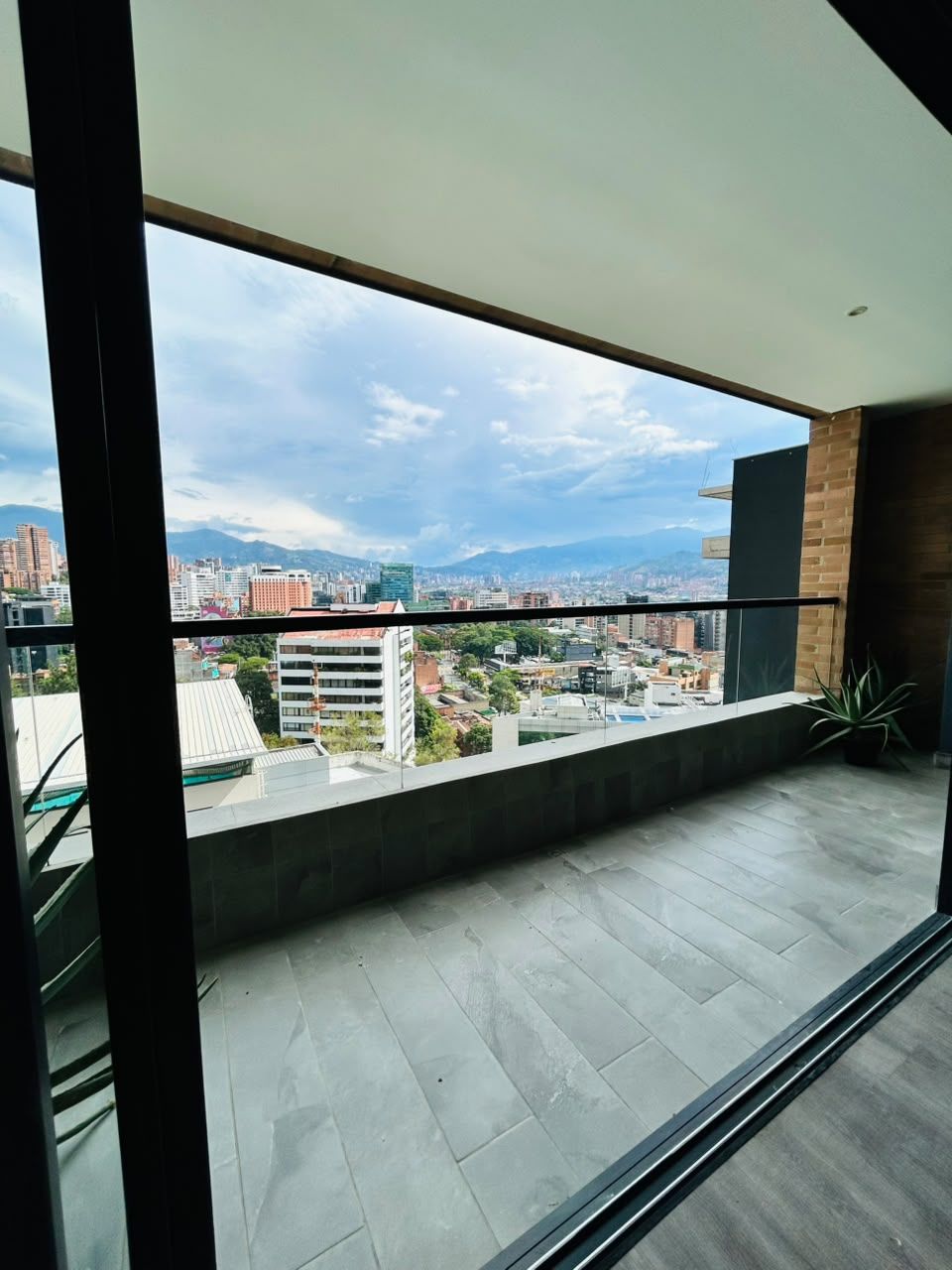 Apartamento en arriendo Antioquia Medellín Lalinde 91 m2 Habitaciones 2 Baños 3 Garajes 2 Precio $6200000