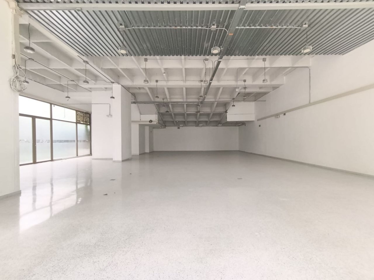 Local en arriendo Antioquia Envigado Zúñiga 259 m2 Habitaciones 0 Baños 1 Garajes 10 Precio $23462200