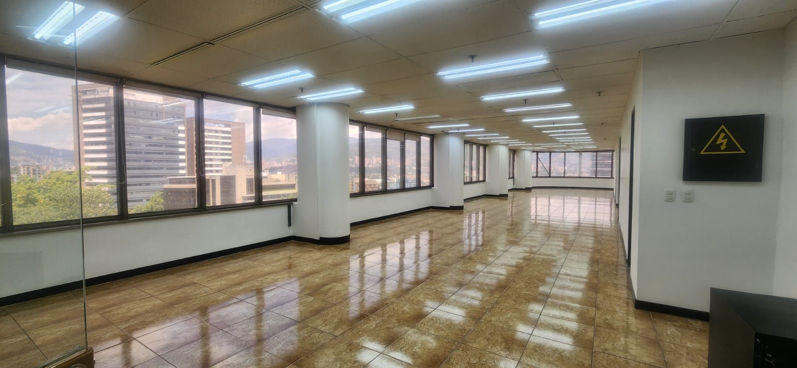 Oficina en arriendo Antioquia Medellín Castropol 153 m2 Habitaciones 0 Baños 2 Garajes 2 Precio $12000000