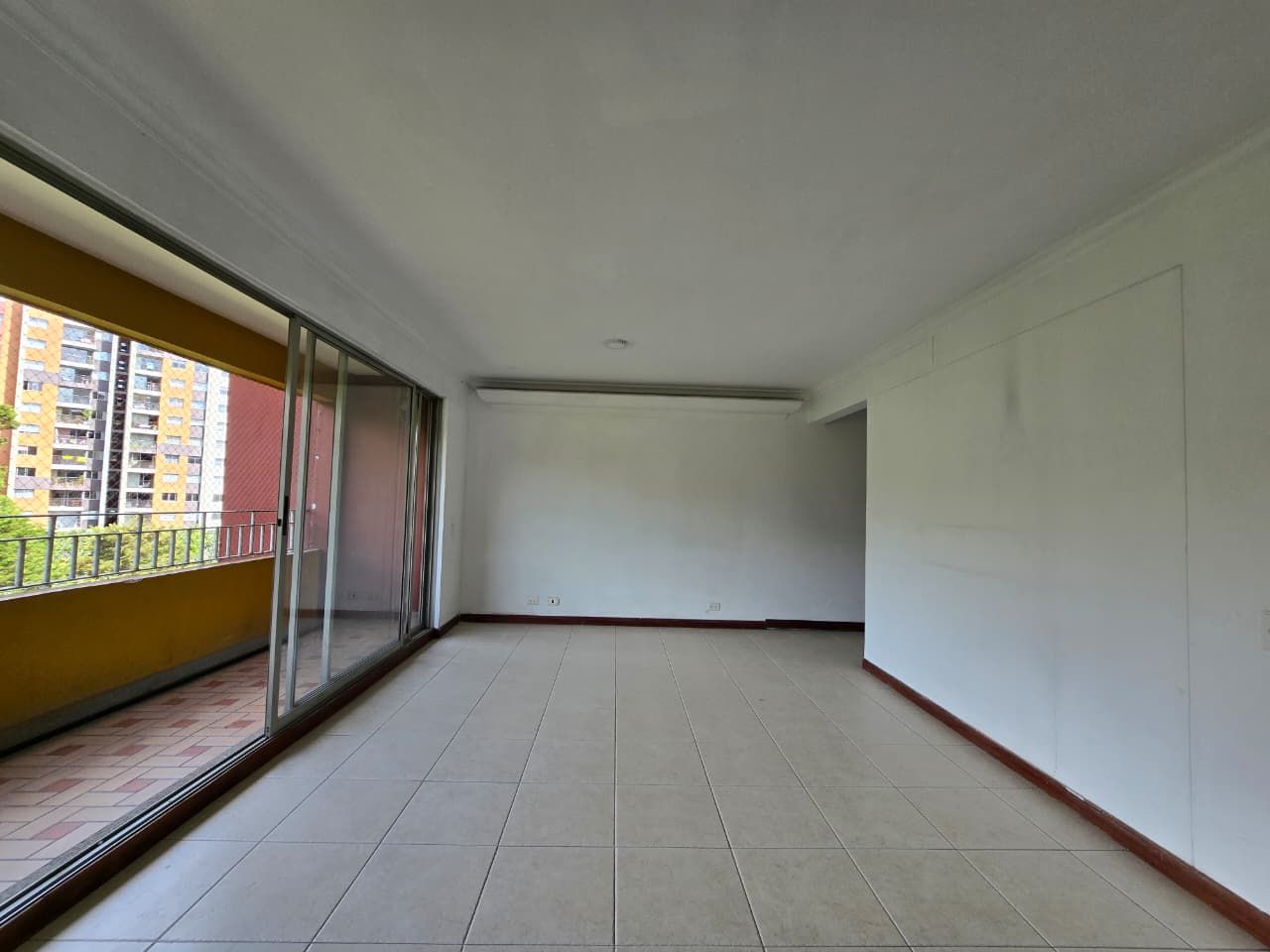 Apartamento en arriendo Antioquia Medellín La Castellana 101 m2 Habitaciones 3 Baños 2 Garajes 2 Precio $4000000