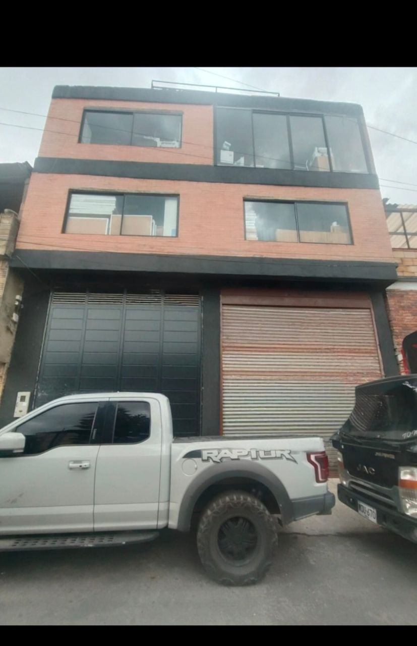 Bodega en arriendo o venta Cundinamarca Bogotá Las Ferias Occidental 370 m2 Habitaciones 0 Baños 3 Garajes 6 Precio venta $1800000000 Precio arriendo $10000000