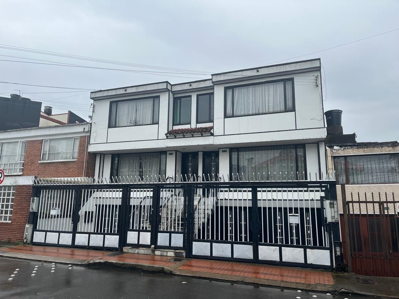 Casa en venta Cundinamarca Bogotá Modelia 350 m2 Habitaciones 5 Baños 4 Garajes 2 Precio $980000000