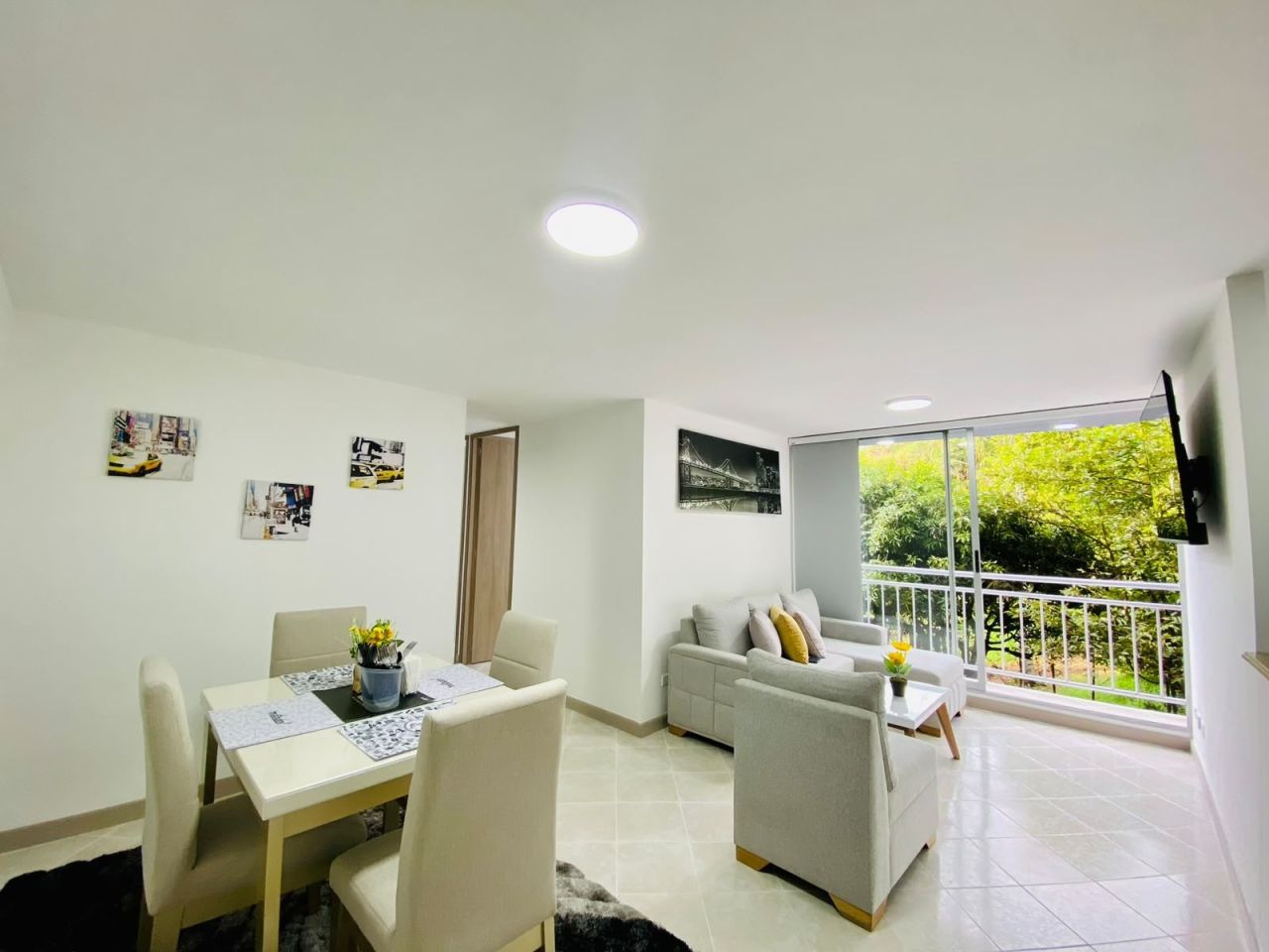 Apartamento en arriendo Antioquia Envigado Uribe Ángel 72 m2 Habitaciones 3 Baños 2 Garajes 1 Precio $2640000