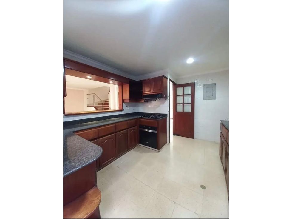 Casa en arriendo Antioquia Envigado Uribe Ángel 230 m2 Habitaciones 4 Baños 4 Garajes 2 Precio $6000000