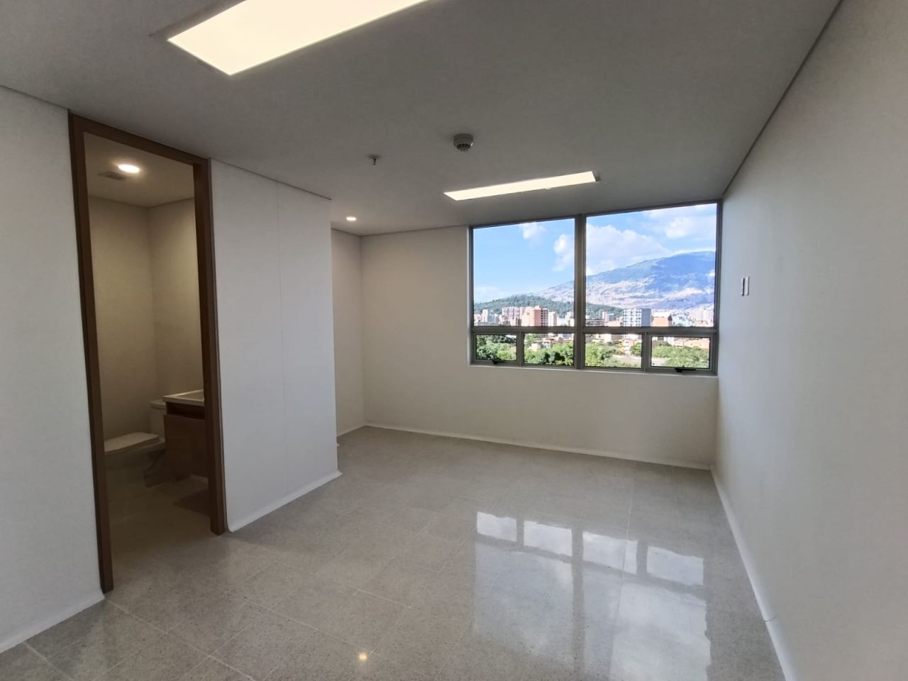 Consultorio en arriendo Antioquia Medellín Los Pinos 29 m2 Habitaciones 0 Baños 1 Garajes 1 Precio $5000000