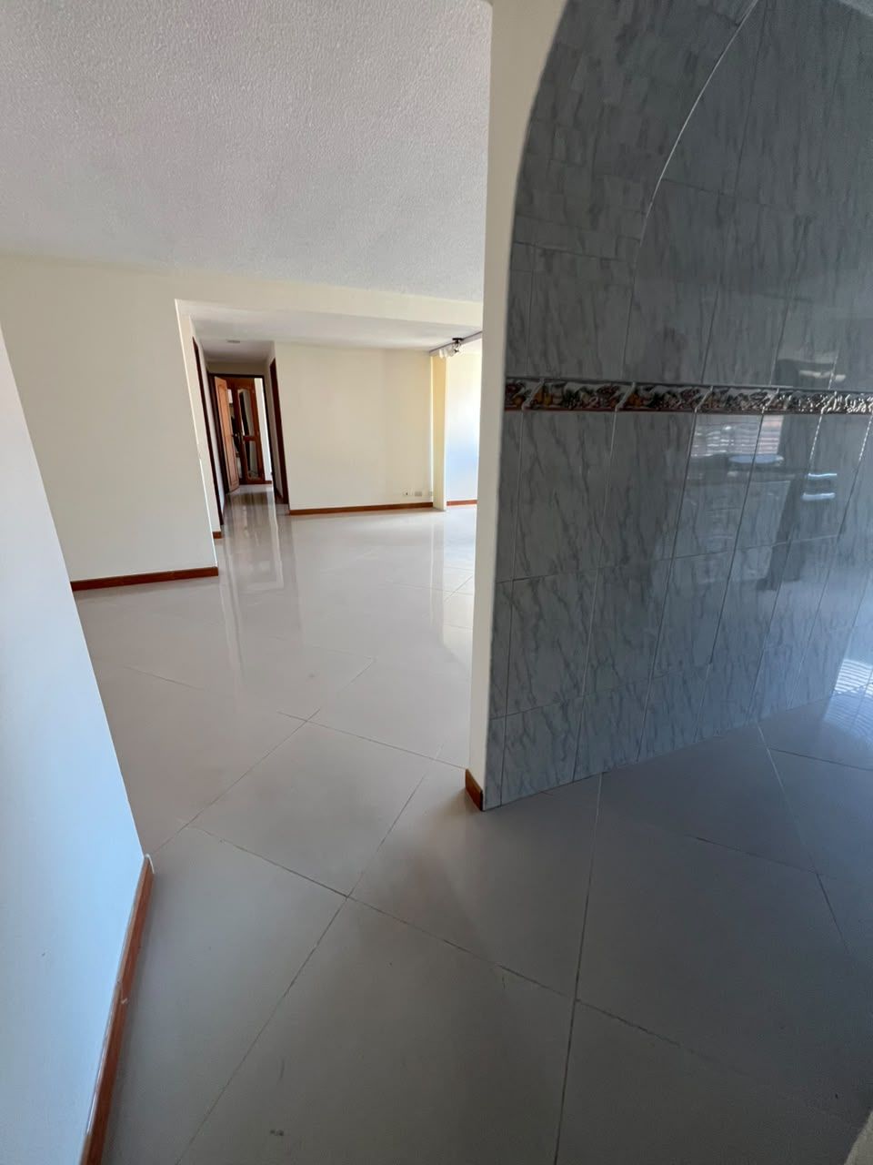 Apartamento en arriendo Antioquia Medellín Santa Teresita 100 m2 Habitaciones 4 Baños 2 Garajes 1 Precio $4000000