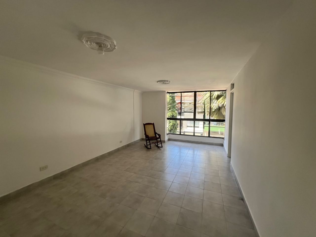Apartamento en arriendo Antioquia Medellín Miravalle 100 m2 Habitaciones 4 Baños 3 Garajes 0 Precio $4000000